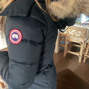 Women's ‘Ink Blue’ Rowan Canada Goose Jacket like new! Size medium mid length.
